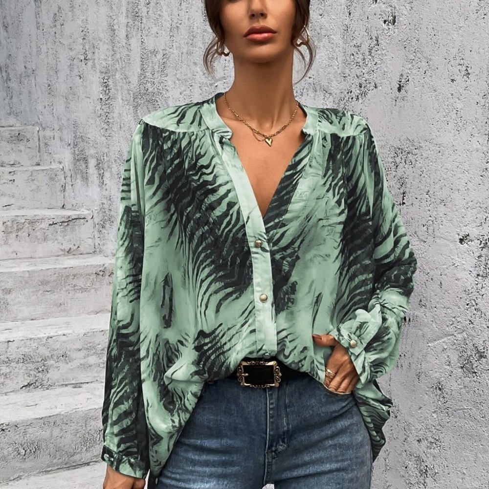 Tiger print button down Shirt Shirt - Picture 3 of 5
